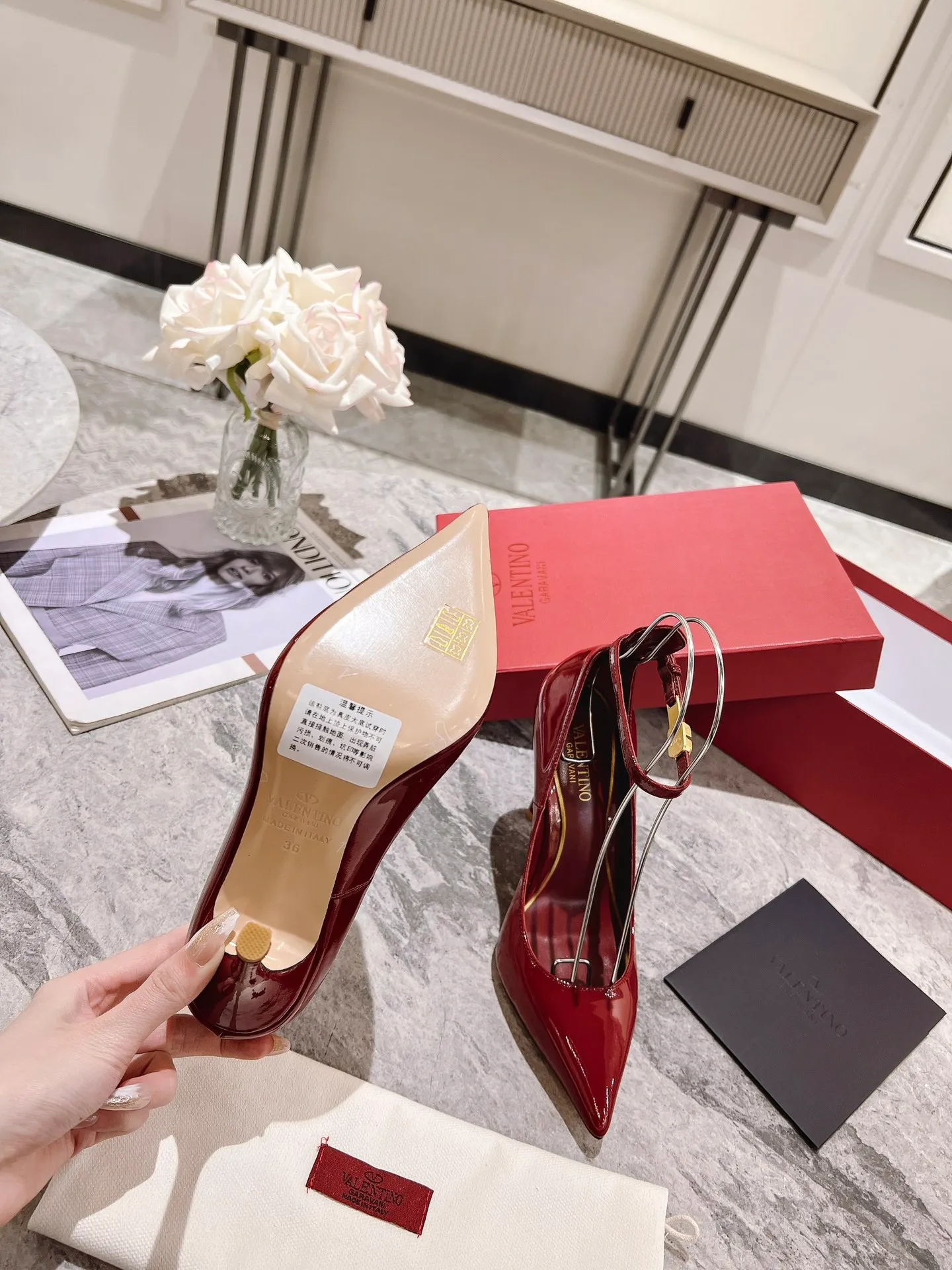 👟👟Ex-factory price 440👟👟 Genuine leather sole +40 Top version 𝑉𝐴𝐿𝐸𝑁𝑇𝐼𝑁𝑂 Valentino new spring and summer women's 6⃣️color patent leather shoes. Unique (small V-label buckle) hardware brings out a full sense of high-end, and the new season will live up to expectations! Worth buying ★ Qipi is absolutely high-grade ❥Original method, absolutely sensual ❥Elegant style, creating a different feeling, simple and elegant style!  Code number: 35-41 (34-42 customized) Fabric: Imported patent leather Lining: Sheepskin lining Heel height: 7cm-10cm2⃣️Various heel height options Leather outsole Rubber outsole